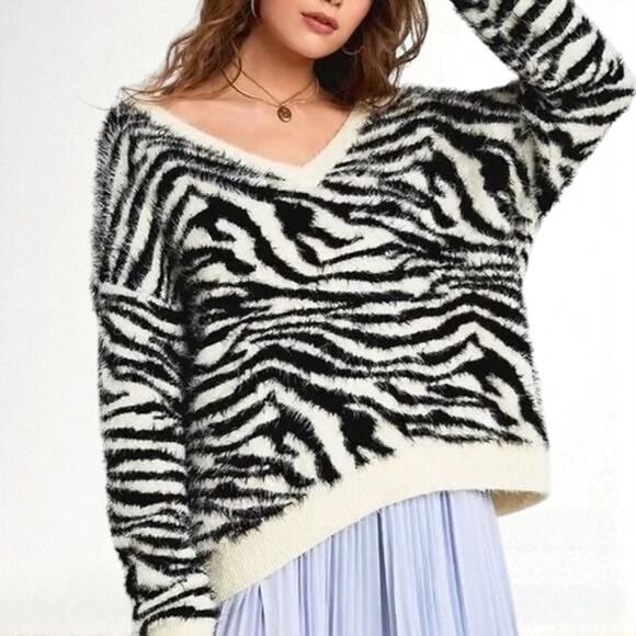Sweet & Sinful Boxy V Neck Sweater Size Large Fuzzy Zebra Print Drop Shoulder - Picture 1 of 9